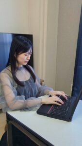 PC作業をする女性