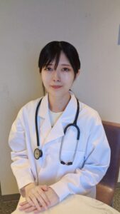 ポーズ｜okサインを出す女医　ドクター　若い女性