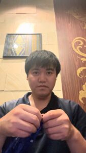 お菓子の袋を開ける男性　ダイエット