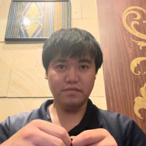 お菓子の袋を開ける男性　ダイエット