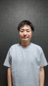 ウインクする男性