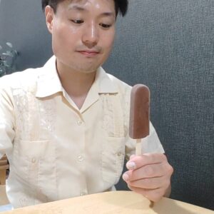 アイスを食べる男性