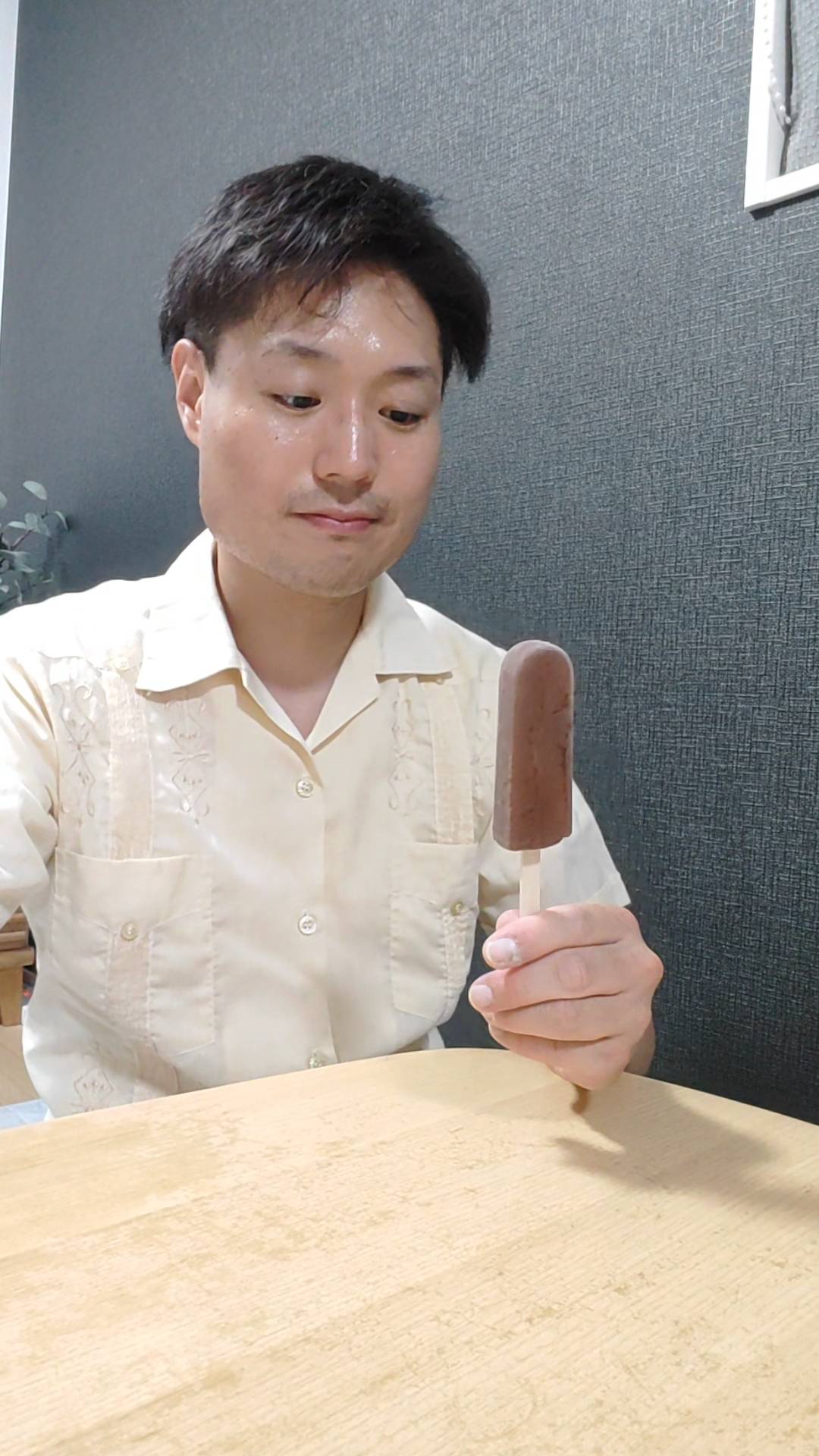 アイスを食べる男性