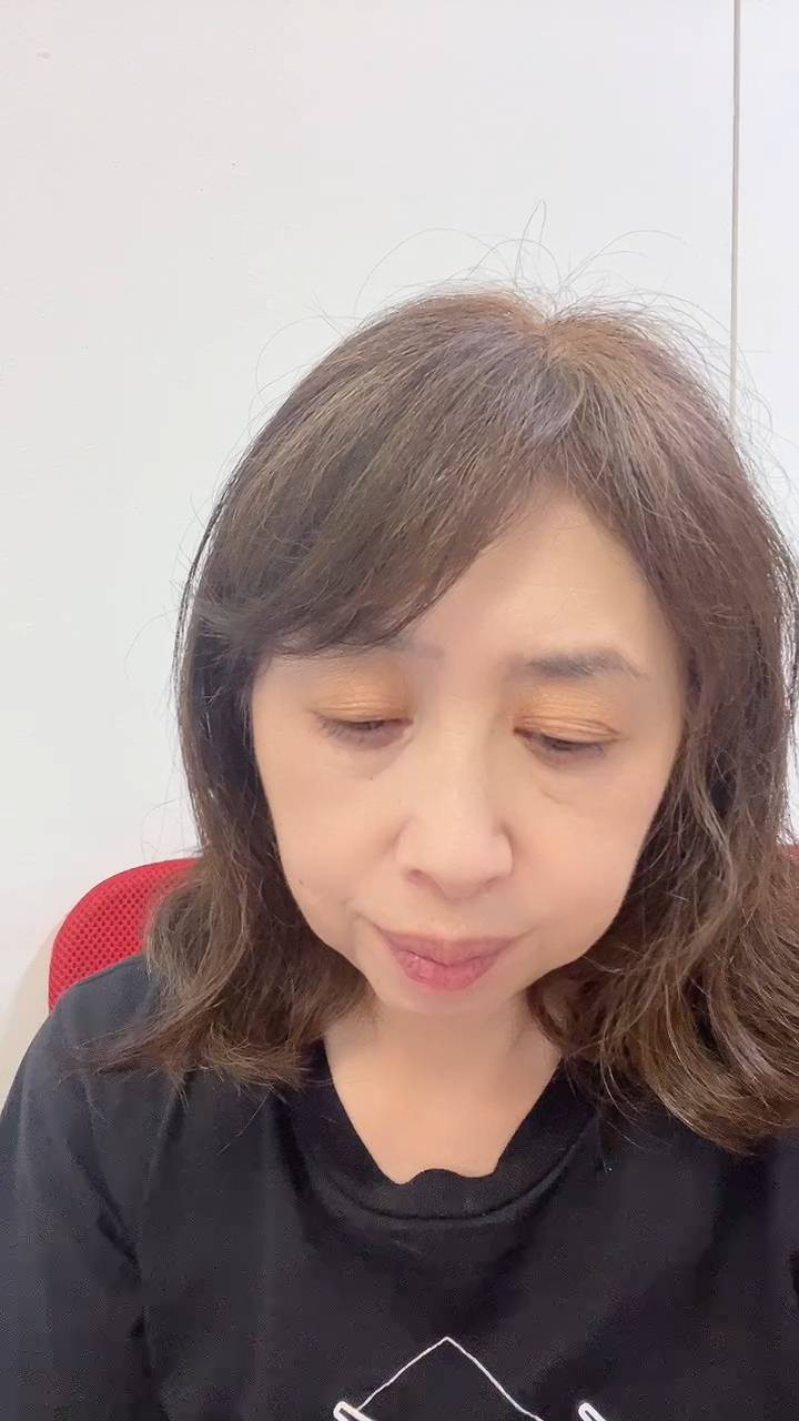 目元に美容液を塗る女性