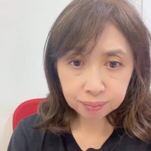 保湿をする女性