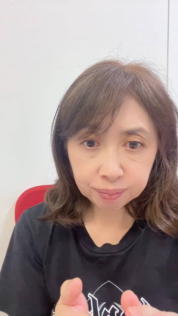 保湿をする女性