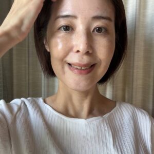 髪の毛を触る女性