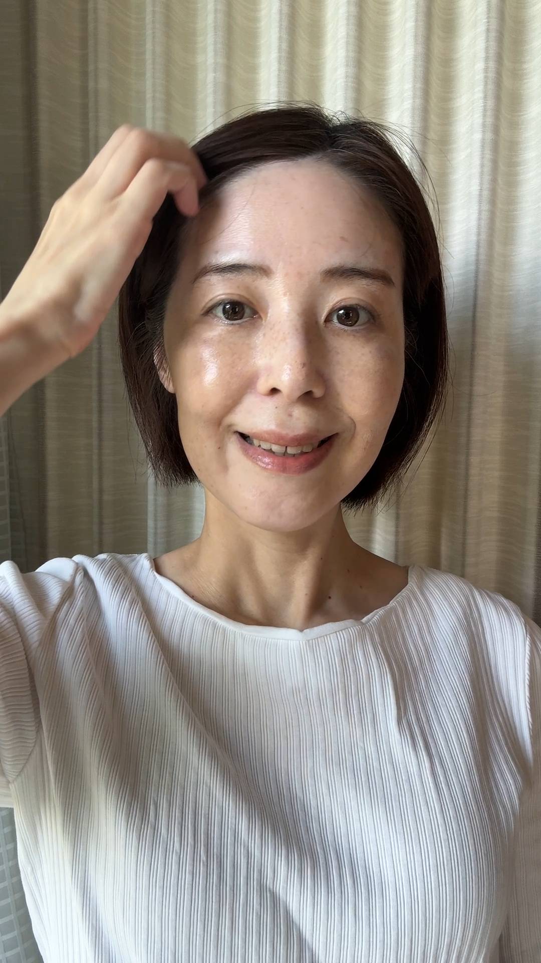 髪の毛を触る女性