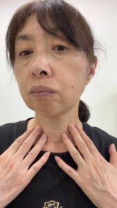 50代_首のシワを触る女性