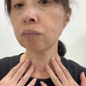 50代_首のシワを触る女性