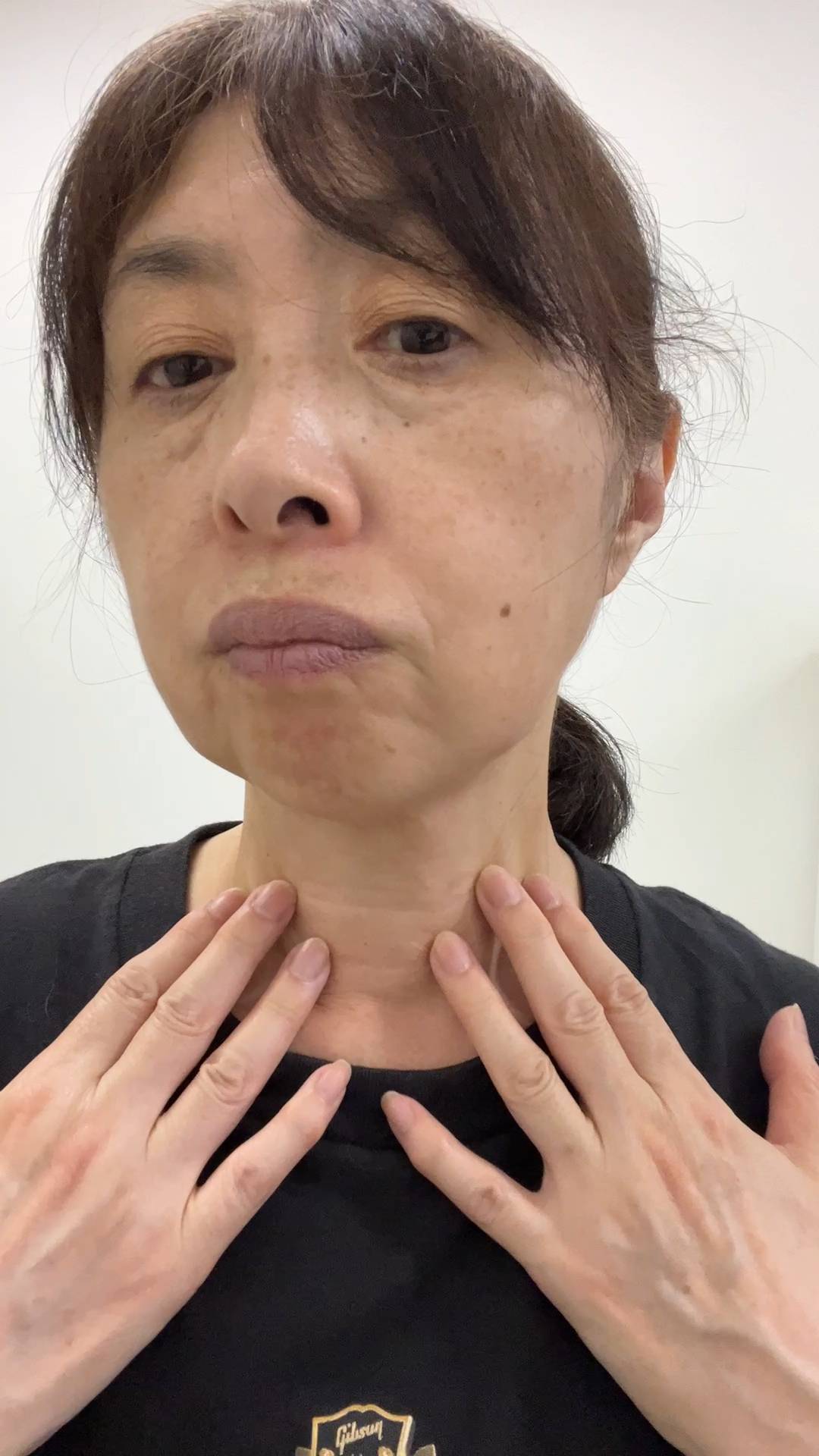 50代_首のシワを触る女性