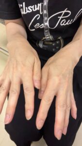 50代_手のシワを触る女性