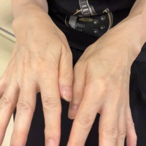 50代_手のシワを触る女性