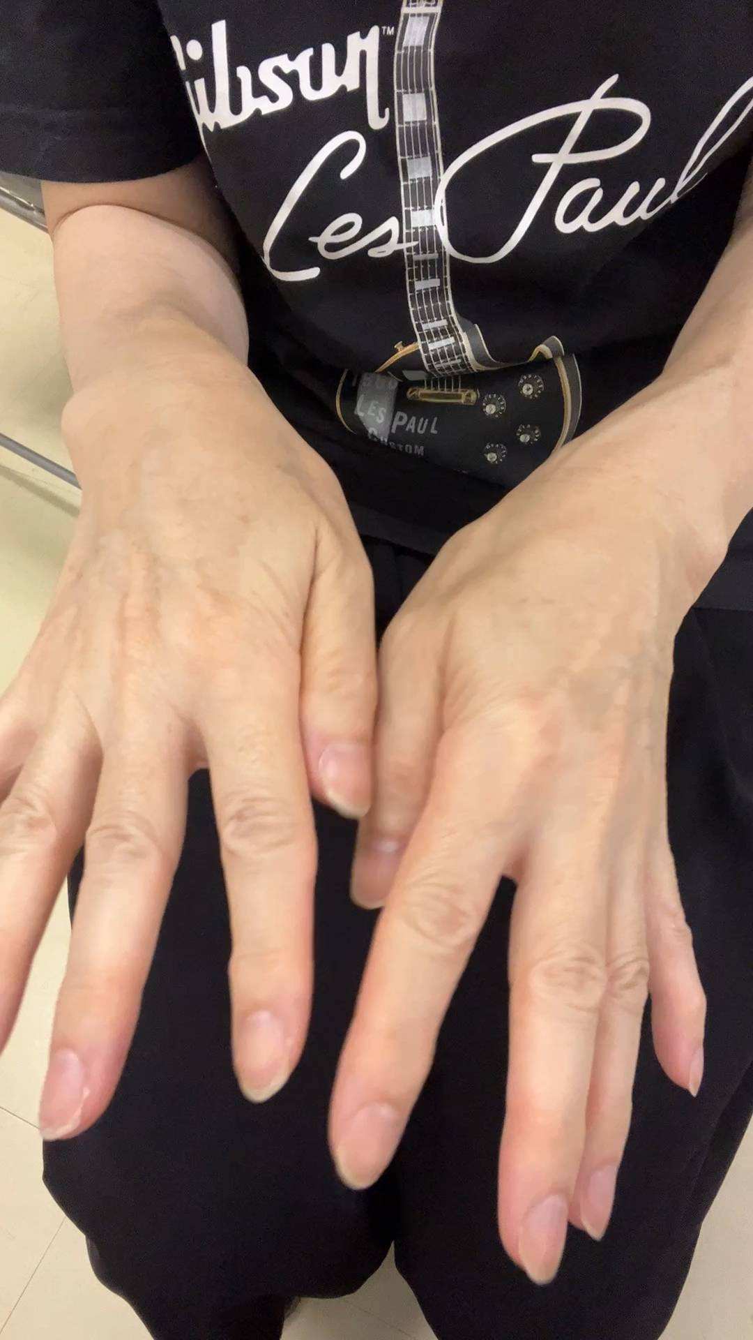 50代_手のシワを触る女性