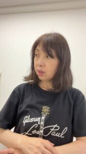 50代_思い出し悔しがる女性