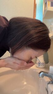 50代_顔を洗う女性