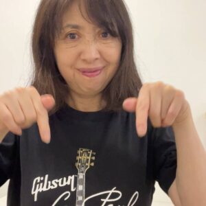 50代_下を指さす女性