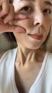 40代_ほっぺをつまむ女性