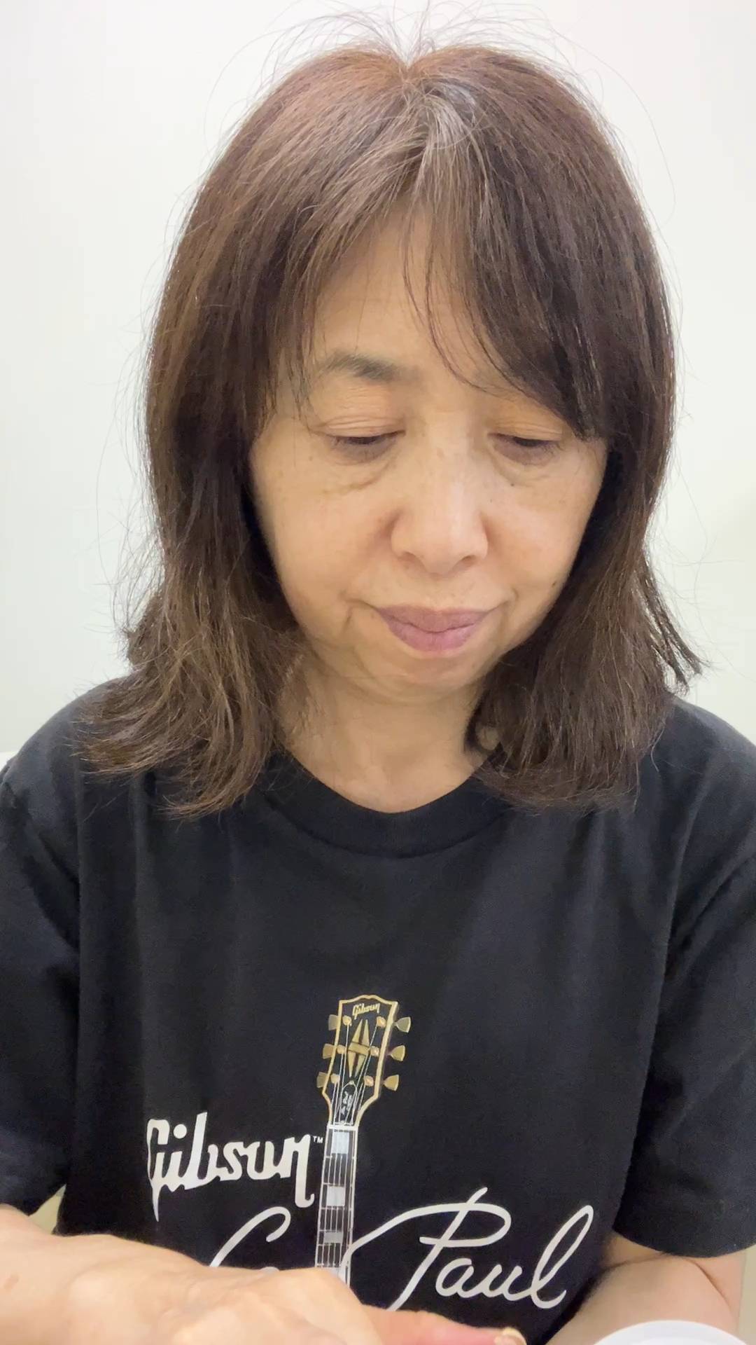 50代_ファンデーションを塗る女性