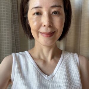 40代_スキンケアをする女性