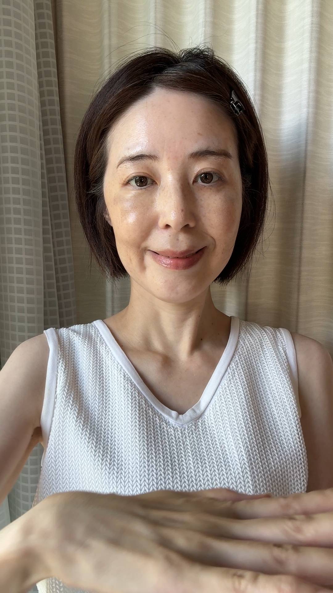 40代_スキンケアをする女性