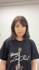 50代_グッドポーズをする女性