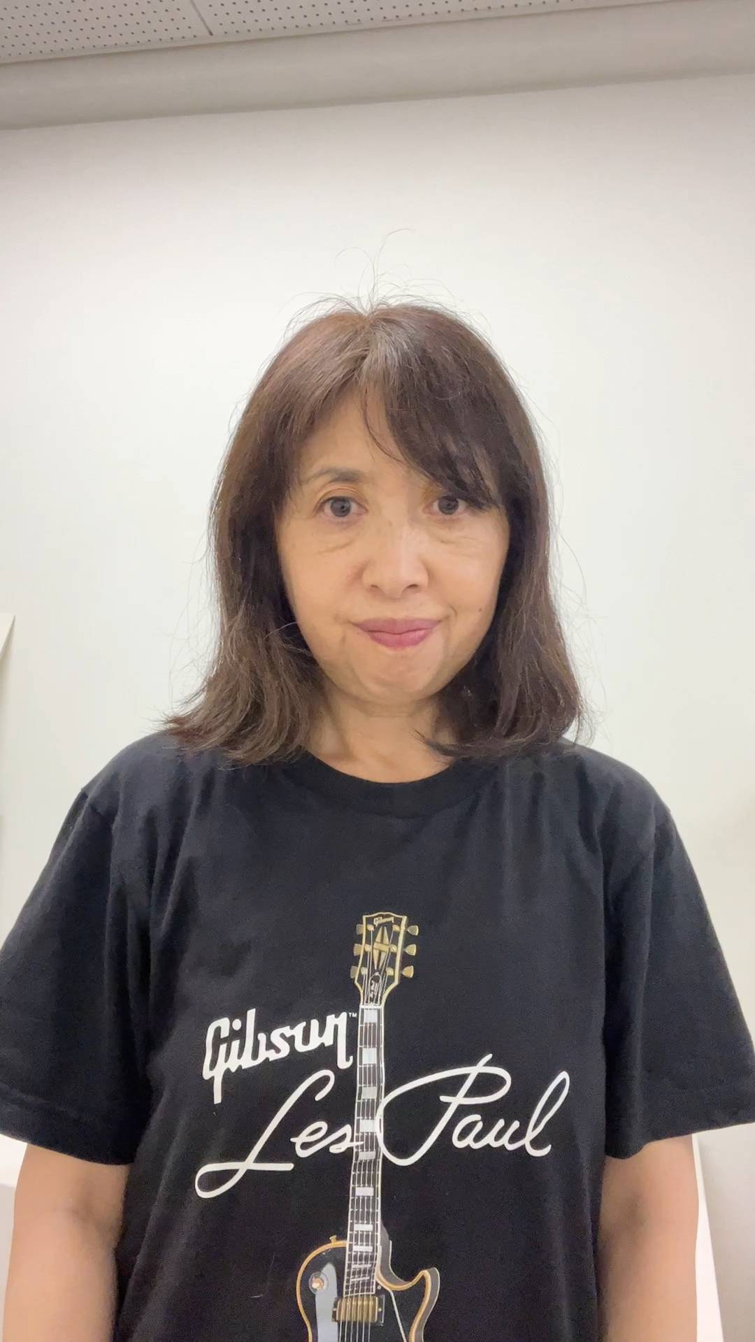 50代_グッドポーズをする女性