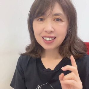 50代_おしゃべりな女性