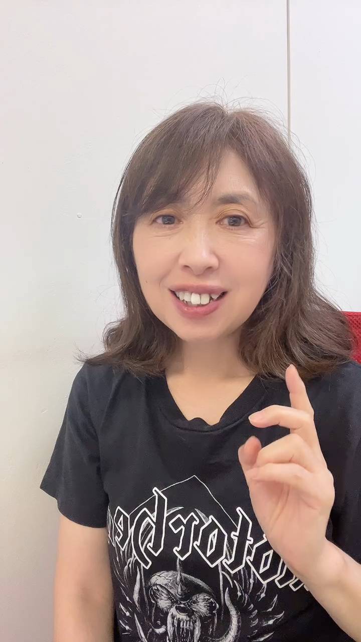 50代_おしゃべりな女性