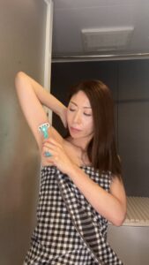 脱毛系｜40代_脇毛を剃る女性