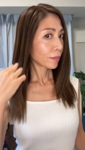 女性_40代_毛先を触る女性