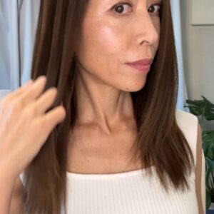 女性_40代_毛先を触る女性