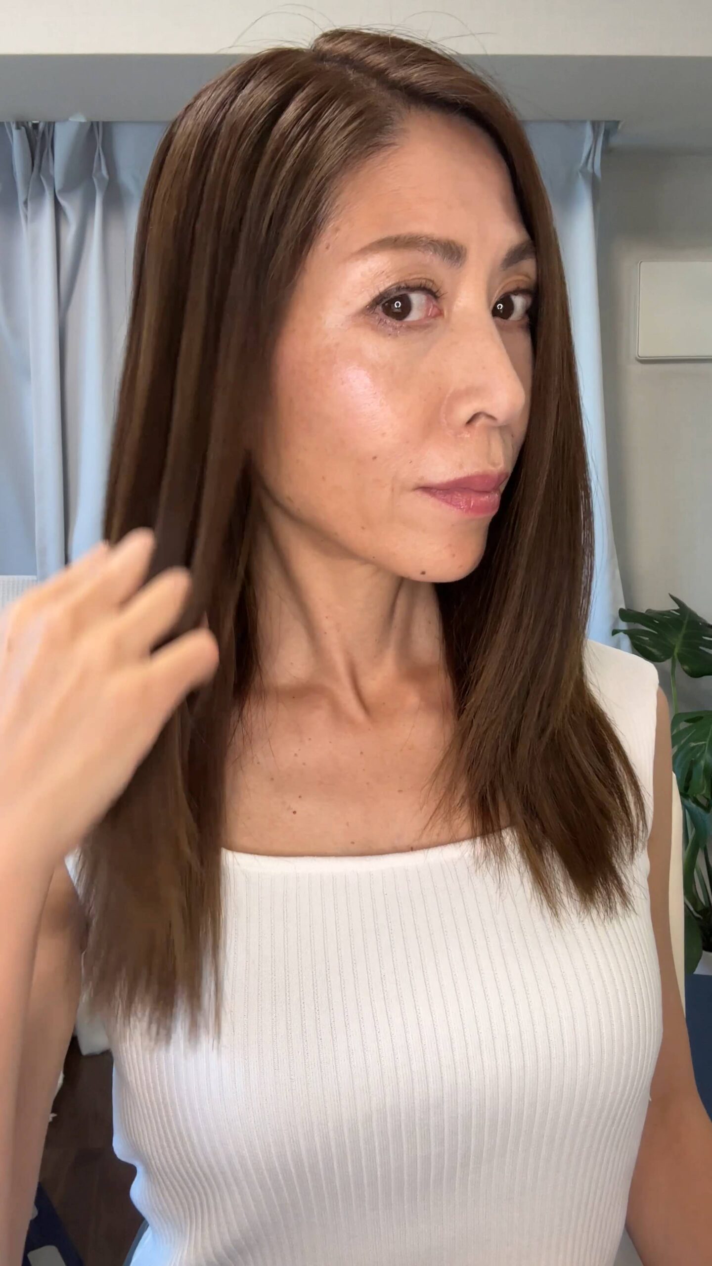 女性_40代_毛先を触る女性