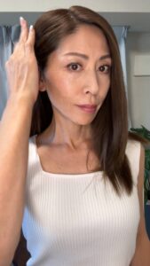 美容系｜女性_40代_髪を耳にかける女性