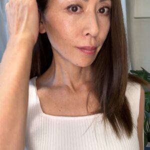 美容系｜女性_40代_髪を耳にかける女性