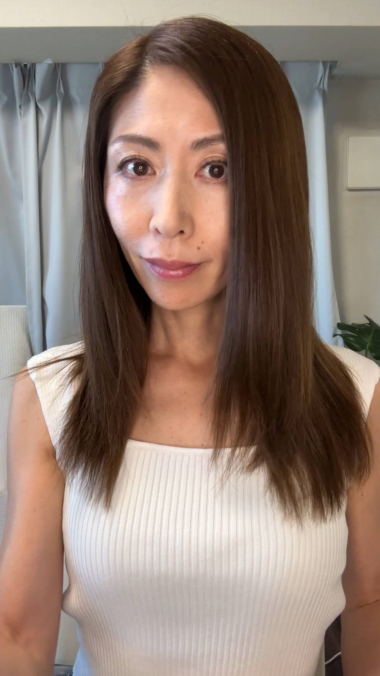 女性_40代_髪をブラシでとく女性