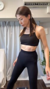 ダイエット｜女性_40代_体重計に乗り悲しむ女性