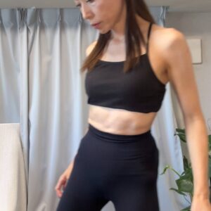 ダイエット｜女性_40代_体重計に乗り悲しむ女性