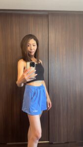 ダイエット｜女性_40代_鏡の前でポーズをする女性