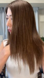 美容系｜40代_サラサラの髪を触る女性