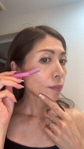 脱毛｜カミソリで顔の産毛を剃る女性（正面）