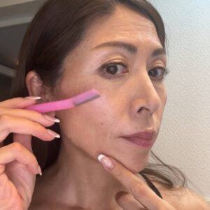 脱毛｜カミソリで顔の産毛を剃る女性（正面）