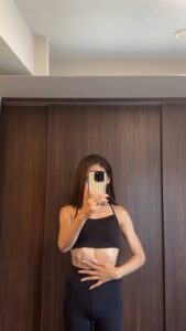 ダイエット｜40代_お腹を触る女性