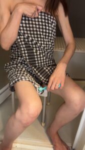 脱毛｜VIOを剃る女性（正面）