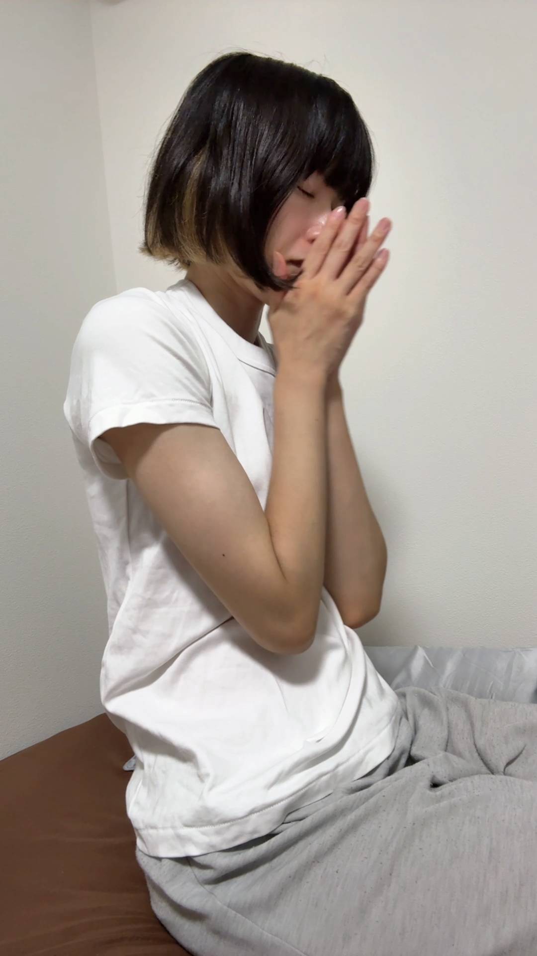 自宅で落ち込む女性