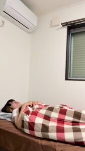 起きてベッドを出る女性