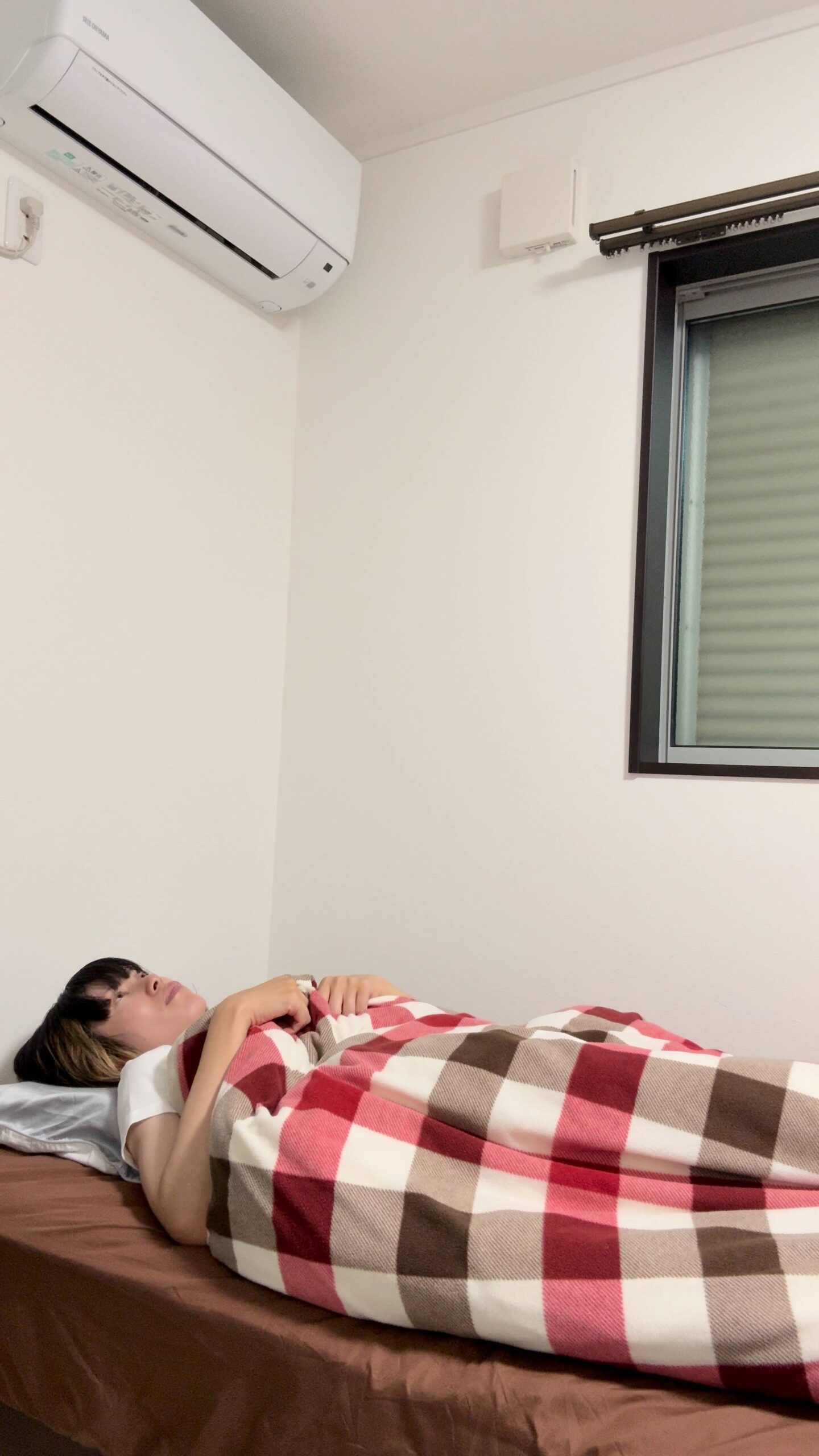 起きてベッドを出る女性