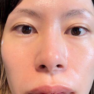 すっぴんの顔の女性（アップ）