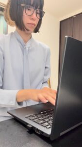 ビジネス｜PC作業をする女性