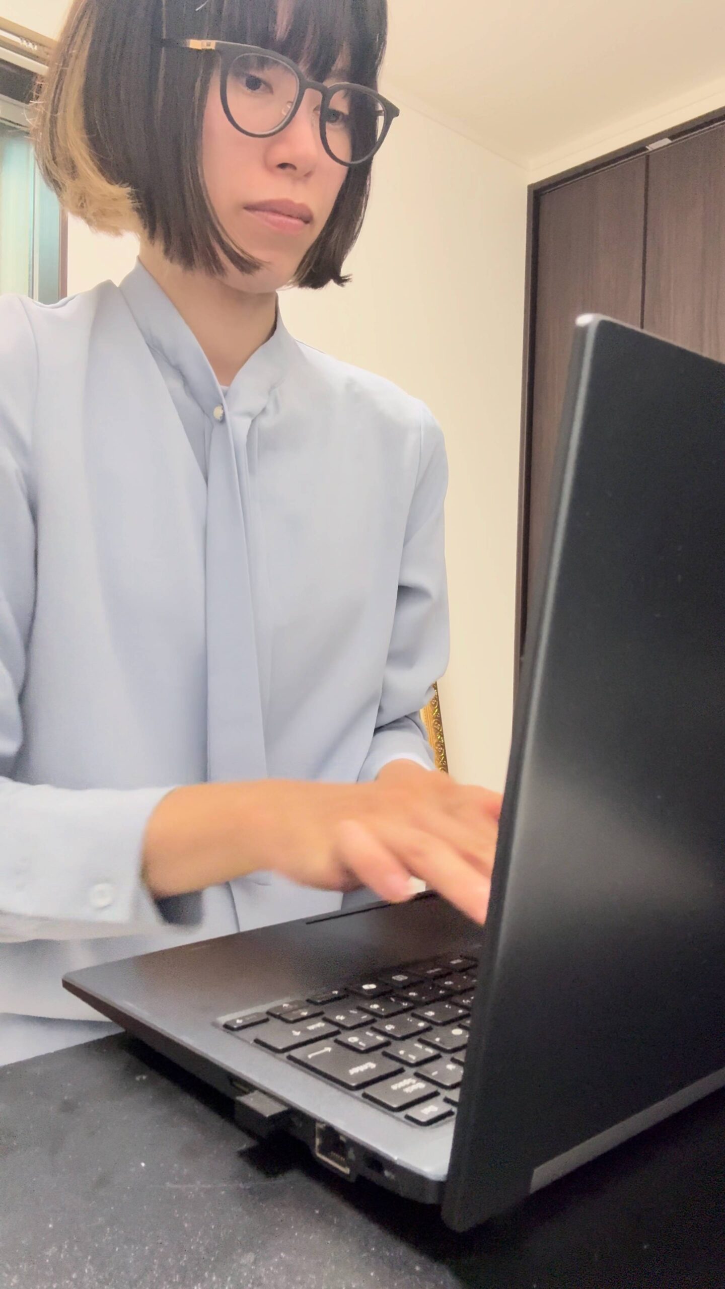 ビジネス｜PC作業をする女性